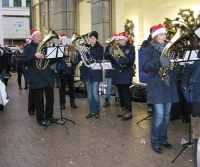 Musikzug und Jugendblasorchester musizieren 2011 auf dem Hamburger Weihnachtsmarkt