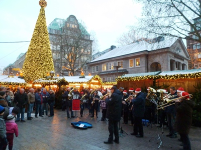 Die Möhnsener Musikanten auf dem Hamburger Weihnachtsmarkt am Mönckebrunnen - bitte anklicken um Bild zu vergrößern
