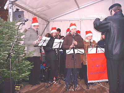 Jugendblasorchester Sachsenwald FF Möhnsen auf dem Weihnachtsmarkt in Schwarzenbek - Bild anklicken zum Vergrößern